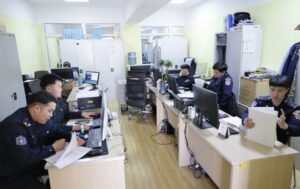 Нэг компьютерыг зургаан хүн ашигладаг зэрэг хүнд нөхцөлд нийслэлийн ШШГГ-ын алба хаагчид ажиллаж байна