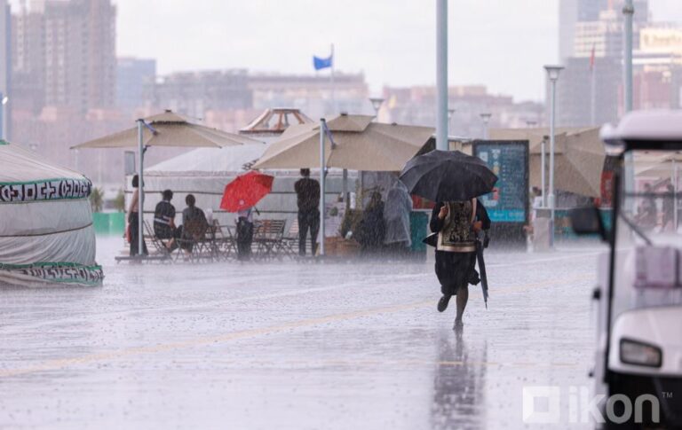 ФОТО: Үерийн усыг туучиж буй COP-17 бага хурлын зочид, төлөөлөгчид